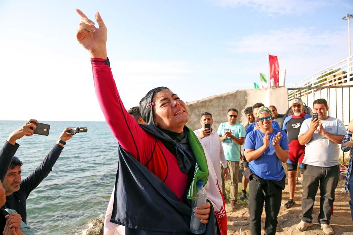 دختر ایرانی رکورد جهانی شنا با دست بسته را جابجا کرد
