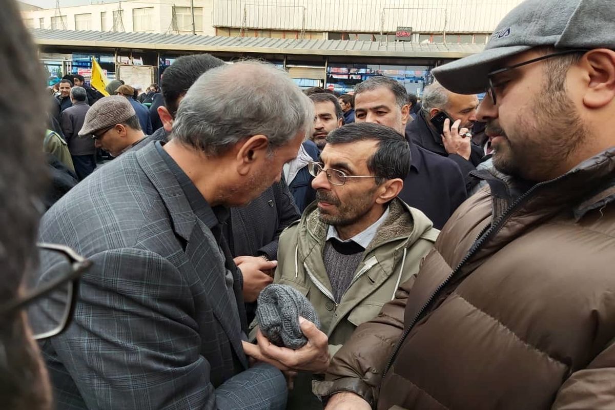گفتگوی صمیمانه سخنگوی دولت با مردم در تجمع تهران