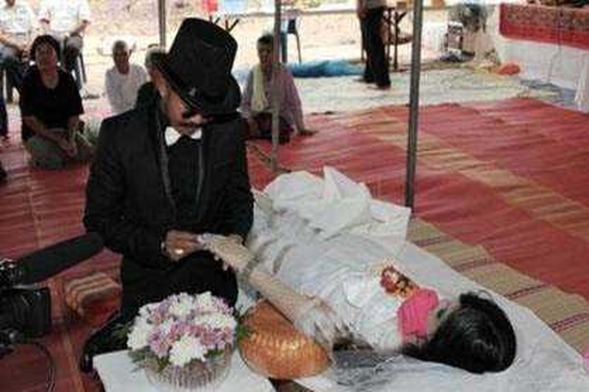 ازدواج با عروس مرده! + عکس