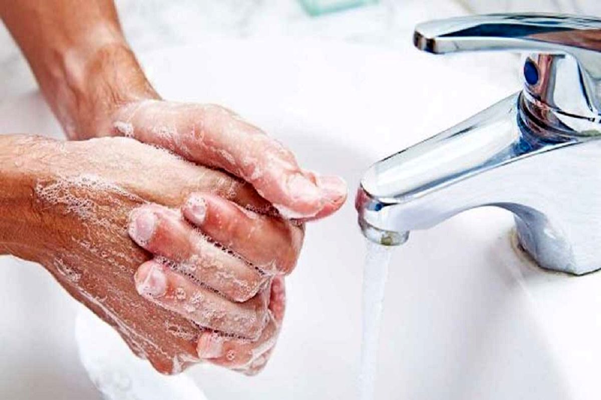چرا نباید برای شستن دست‌ها از آب داغ استفاده کرد؟