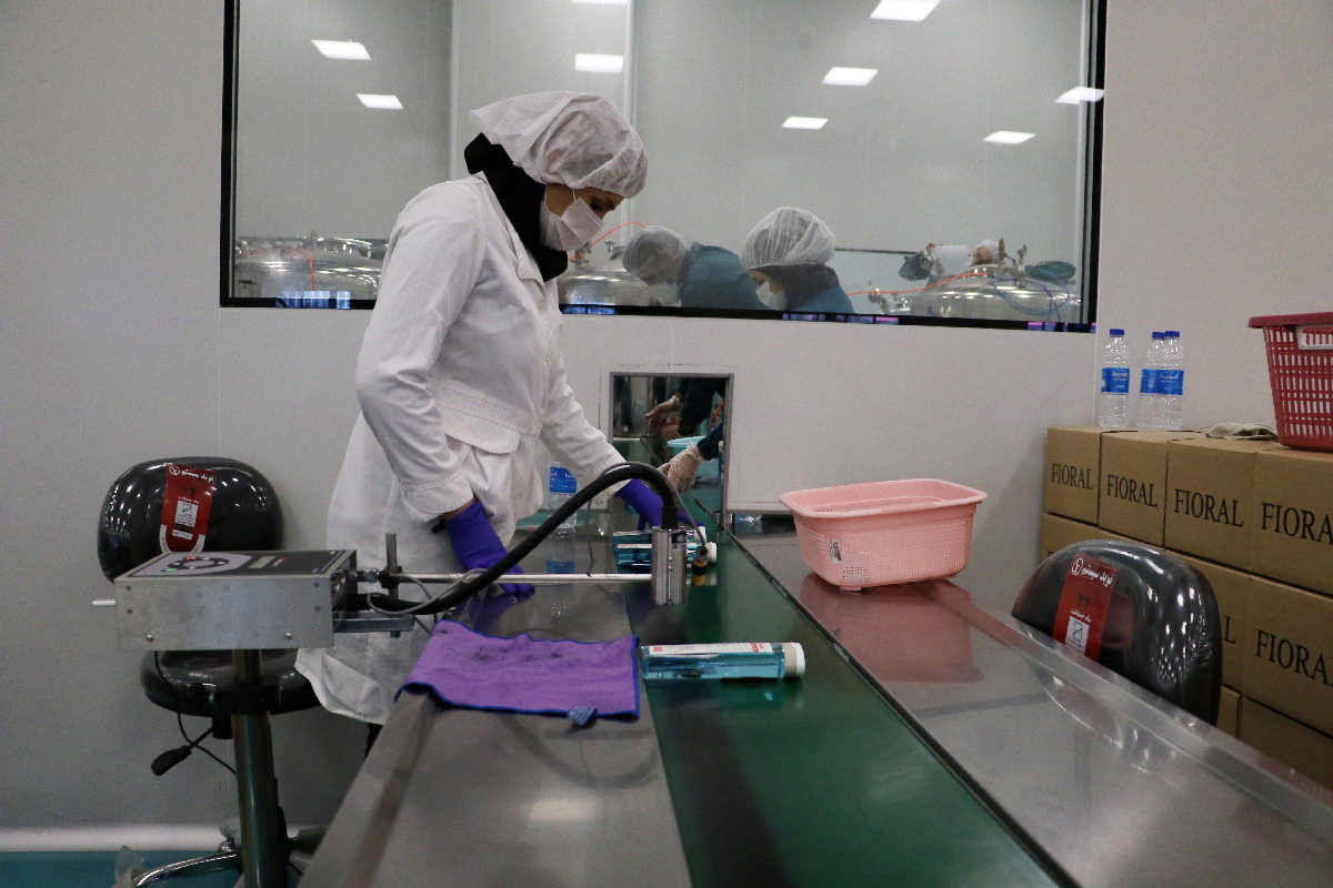 سمن‌های جوان ملایر ۱۰ هزار ماسک تولید کردند