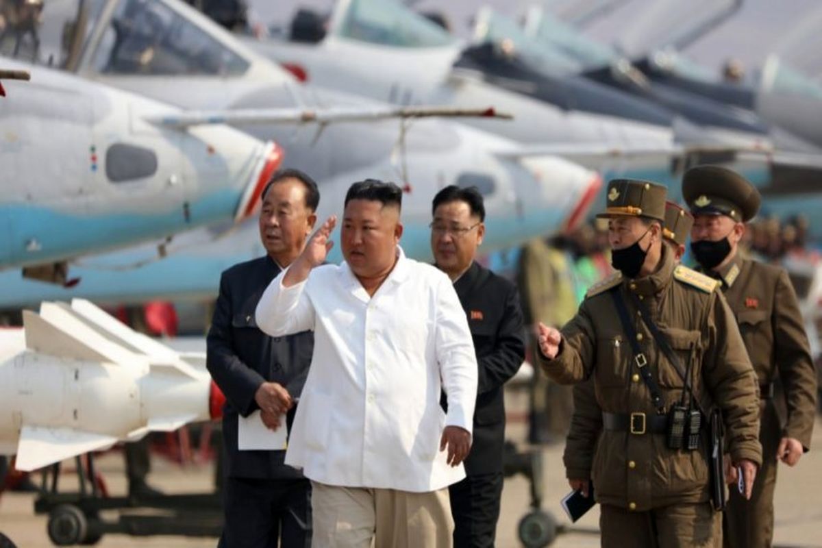 بازدید رهبر کره شمالی از واحد پدافندهوایی در اوج بحران کرونا