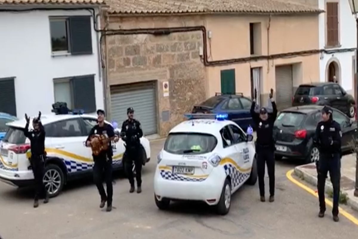 پلیس های اسپانیا برای تقویت روحیه مردم در خیابان ها ساز می زنند