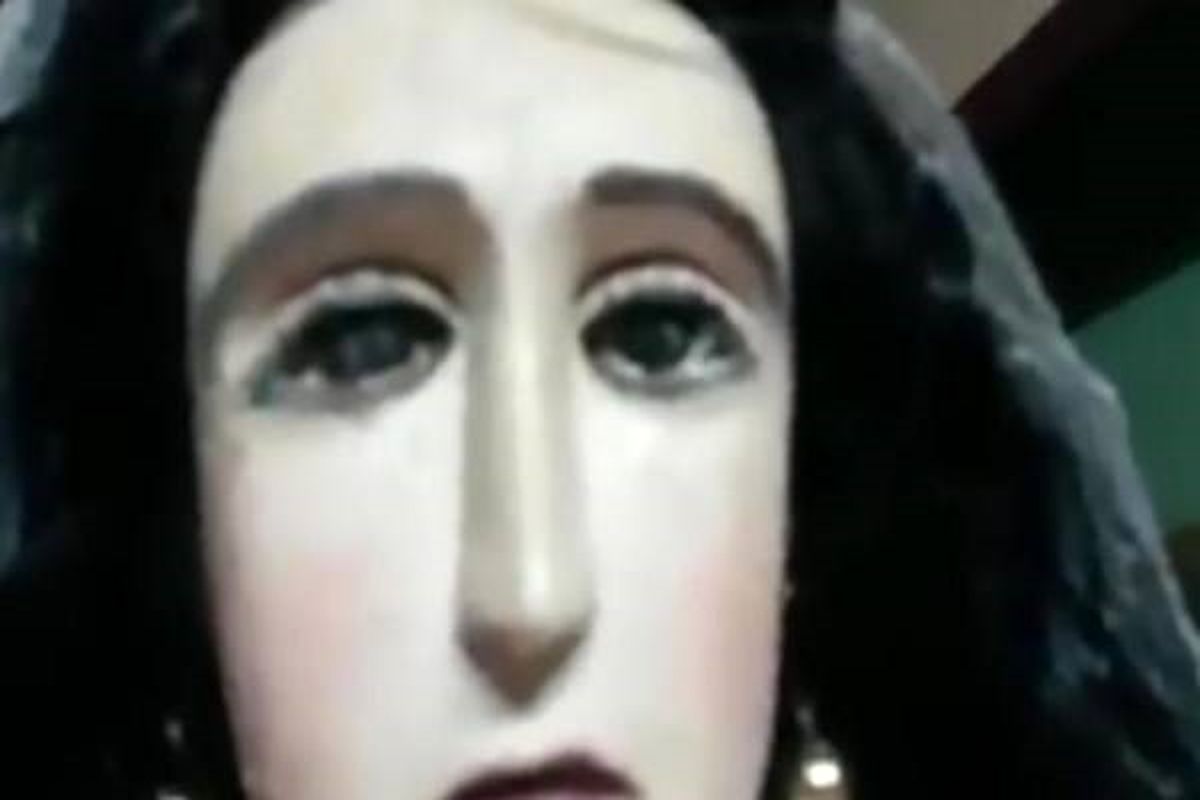 گریه‌ مجسمه مقدس هنگام آرایش در کلیسا!+ عکس