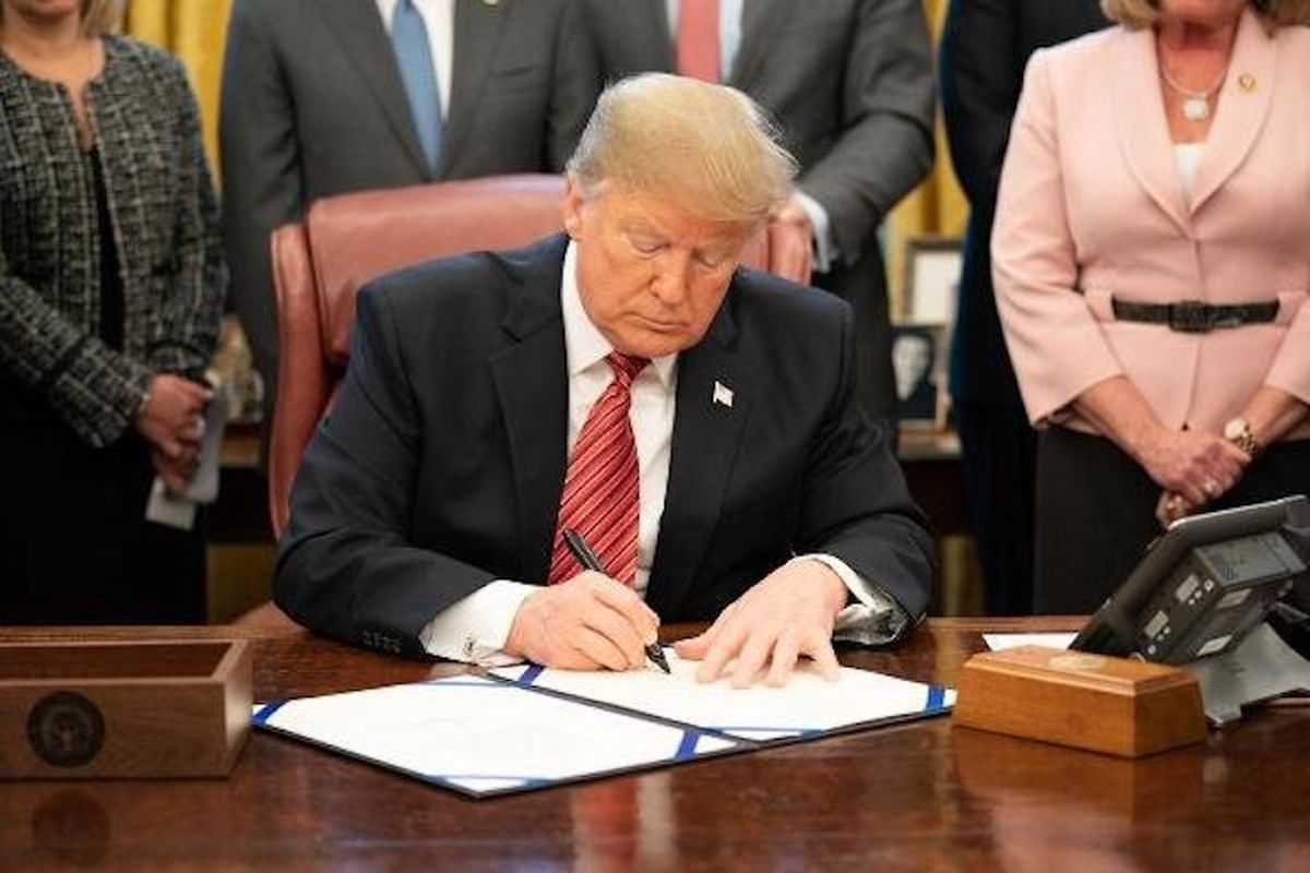 ترامپ بسته ۲.۲ تریلیون دلاری را بدون حضور دموکراتها امضا کرد