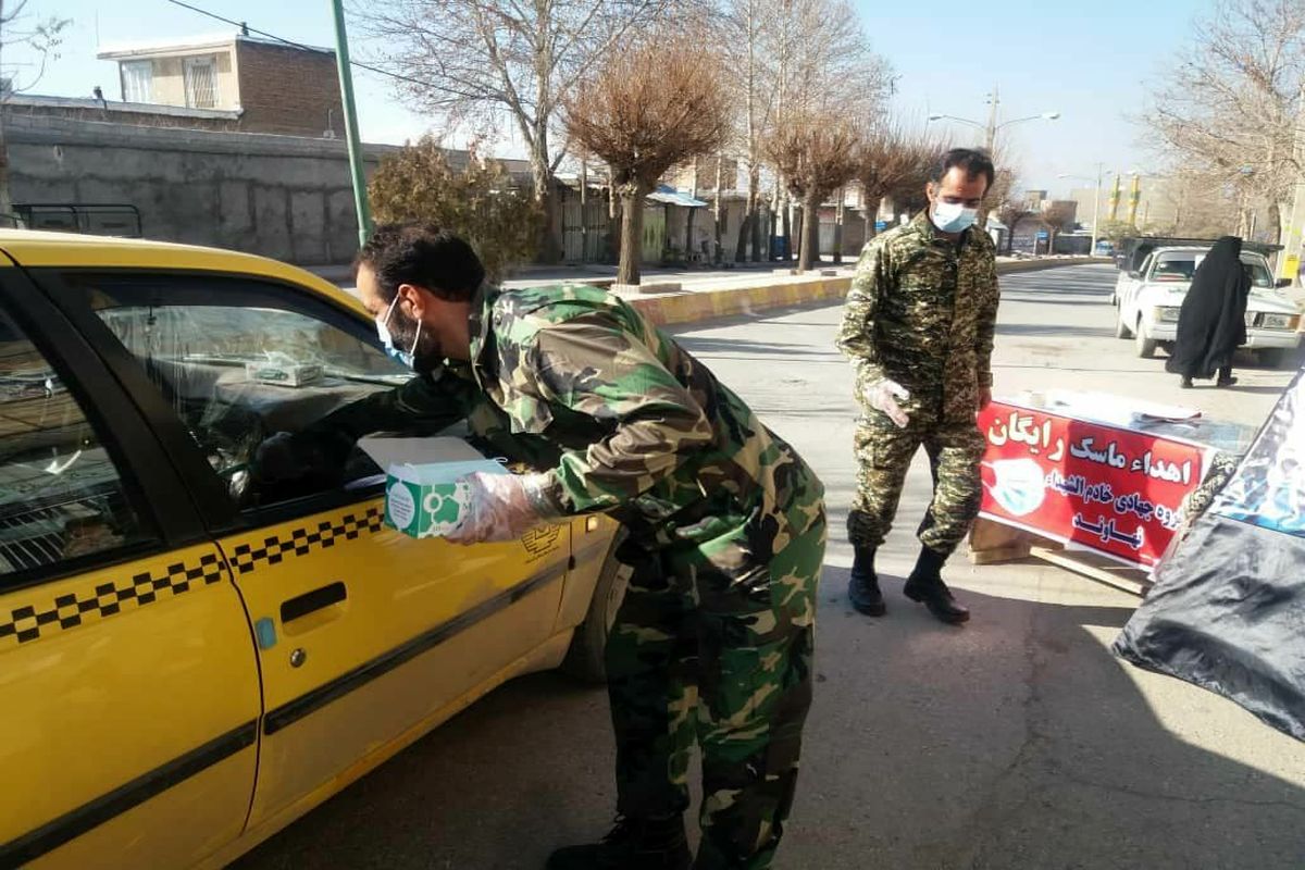 ۴۵۰۰ ماسک رایگان به مناسبت سالگرد شهید سلیمانی در شهرستان نهاوند توزیع شد