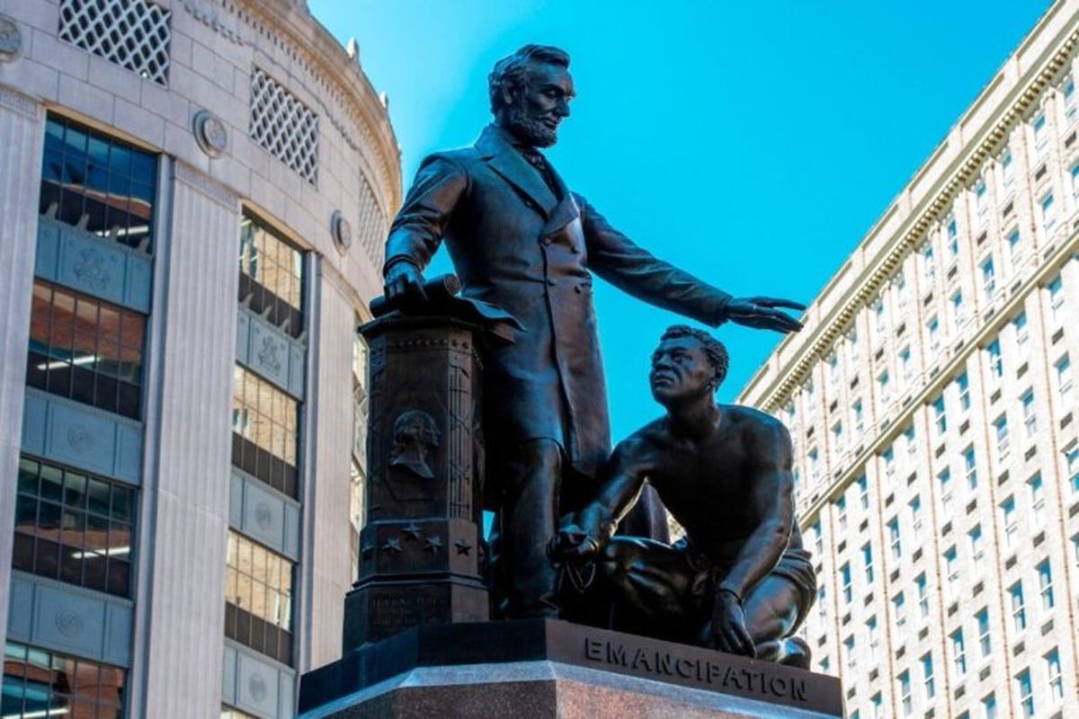 مجسمه لینکلن از میدان شهرداری بوستون حذف شد