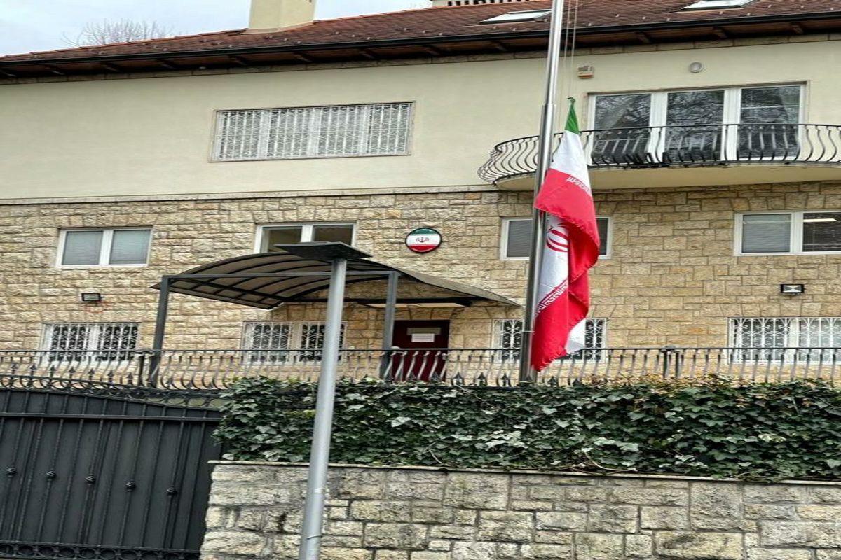 پرچم سفارت کشورمان در زاگرب امروز نیمه افراشته بود