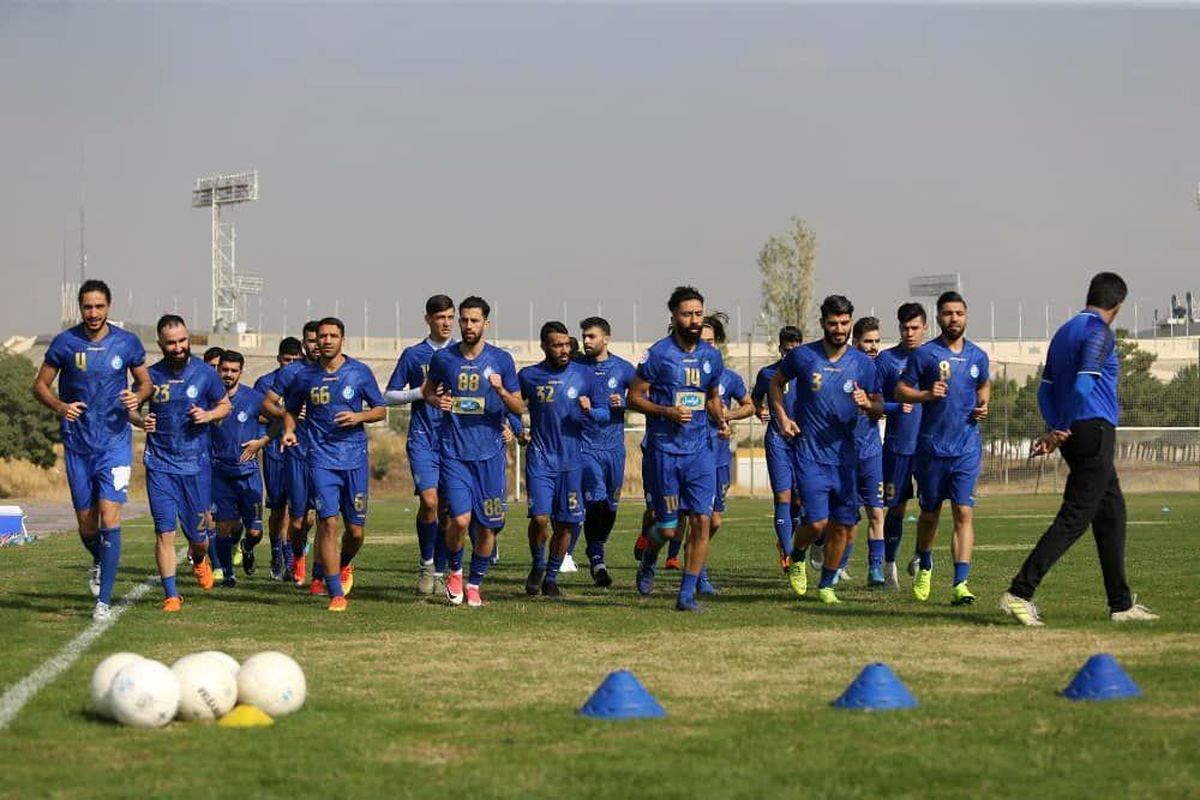 حضور بانوی استقلالی در تمرین آبی ها+ عکس