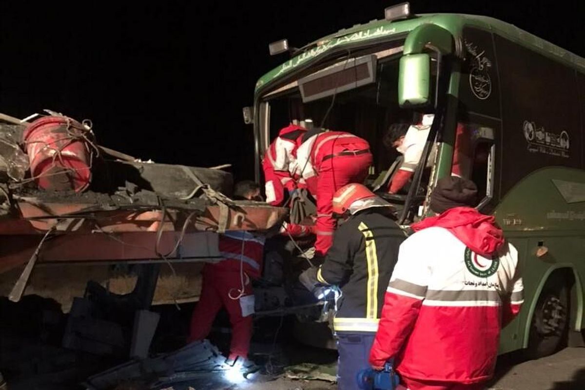 چهارده کشته و زخمی در تصادف مرگبار اتوبوس و تریلر در کاشان