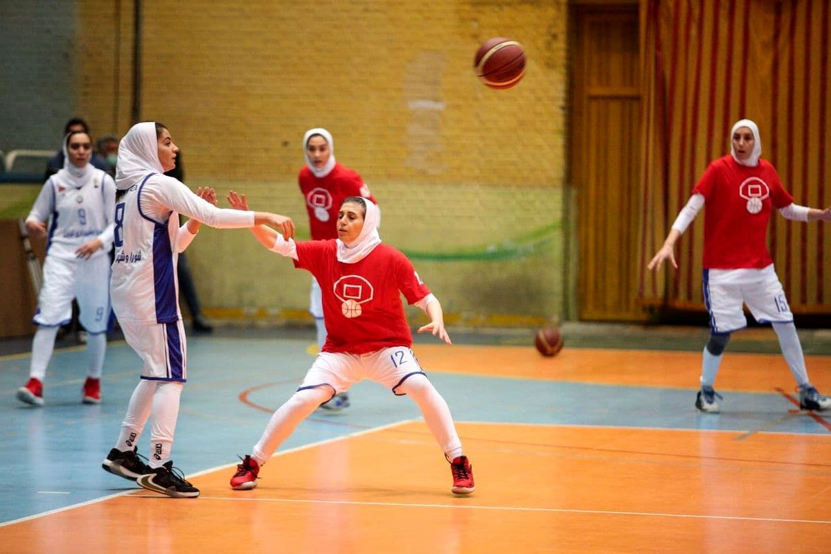 جدال حساس بانوان بسکتبالیست شهرداری قزوین مقابل نماینده آبادان