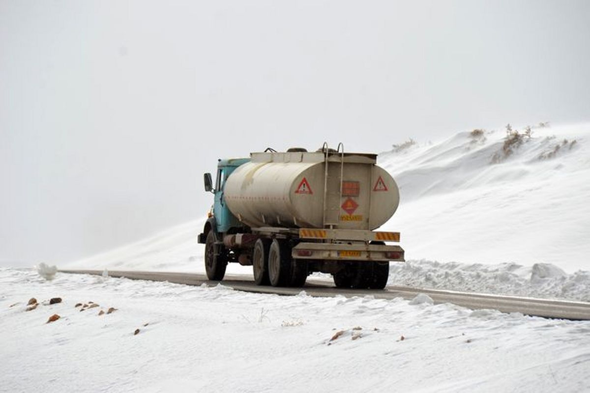 سوخت‌رسانی شبانه روزی در زیر بارش برف و یخبندان در آذربایجان‌غربی