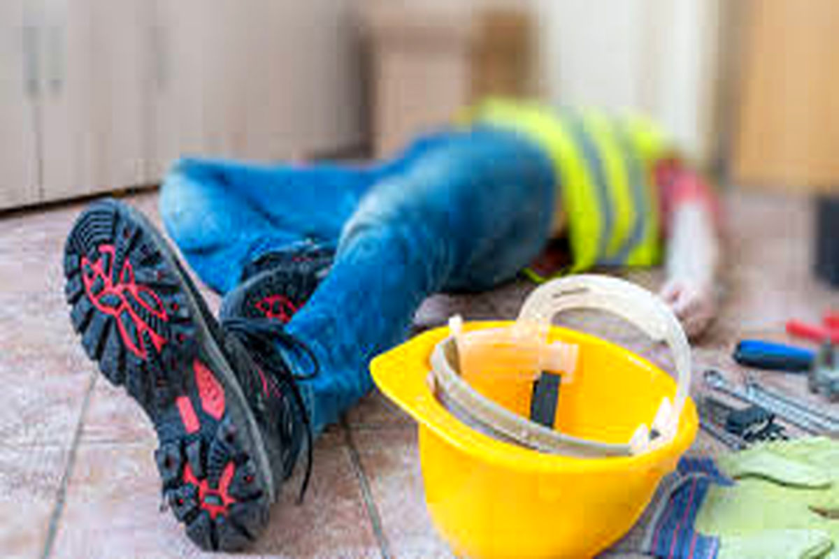 مصدومیت یک کارگر بر اثر ریزش سقف ساختمان
