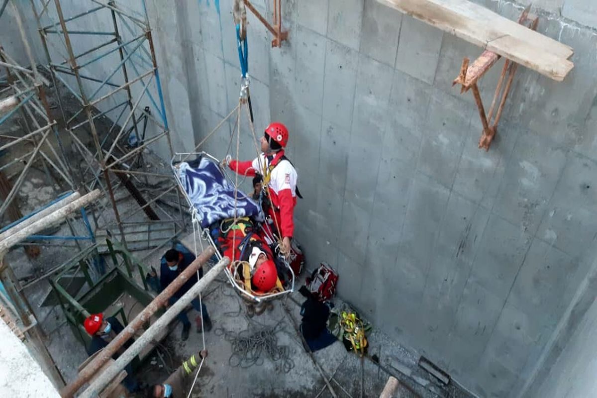 سقوط کارگر ساختمانی از ارتفاع ۱۲ متری در کرمان