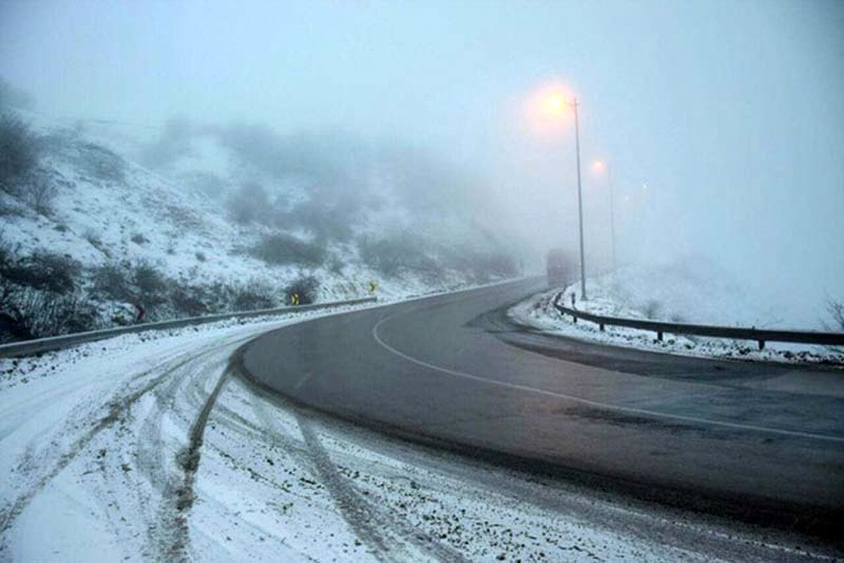 بارش برف در محور چالوس و آزادراه تهران - شمال