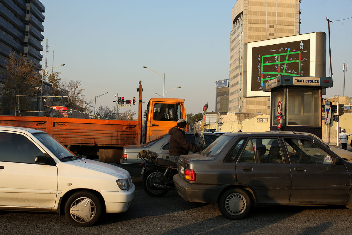 ترافیک سنگین در اتوبان های پایتخت/خیابان های تهران لغزنده است