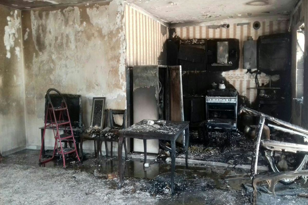 آتش سوزی در خانه جان یک نفر را گرفت + عکس