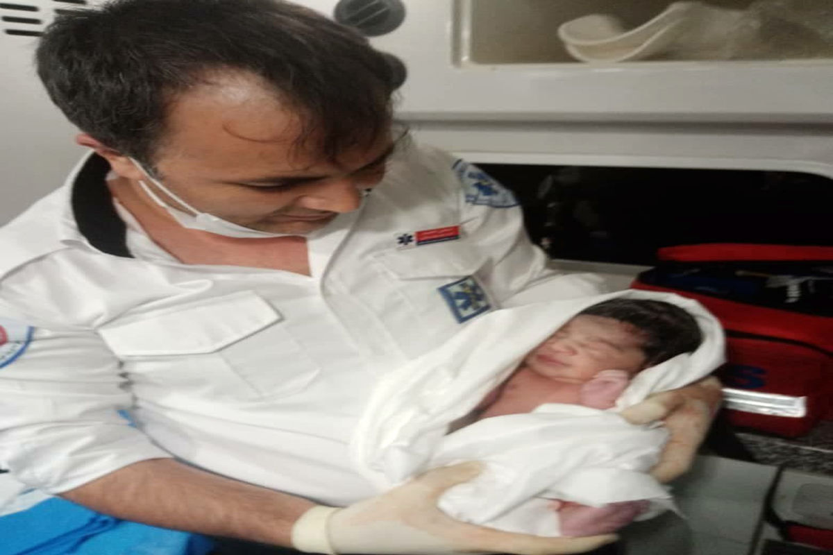 تولد نوزاد دختر در آمبولانس
