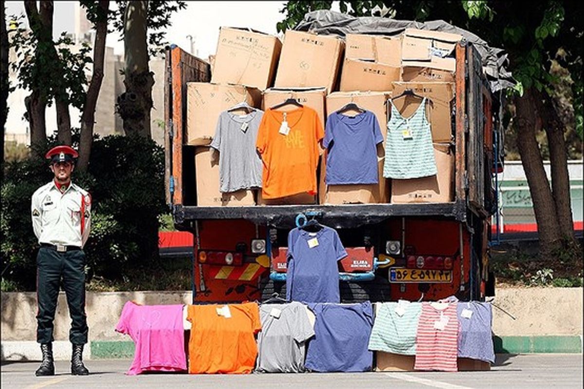 کشف محموله میلیاردی لباس قاچاق در ماکو