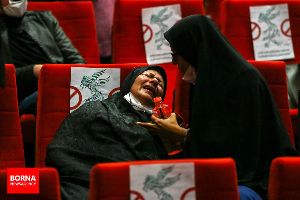 بی‌قراری دختر شهید زرین در لحظه شهادت پدرش در  فیلم سینمایی "تک تیرانداز"