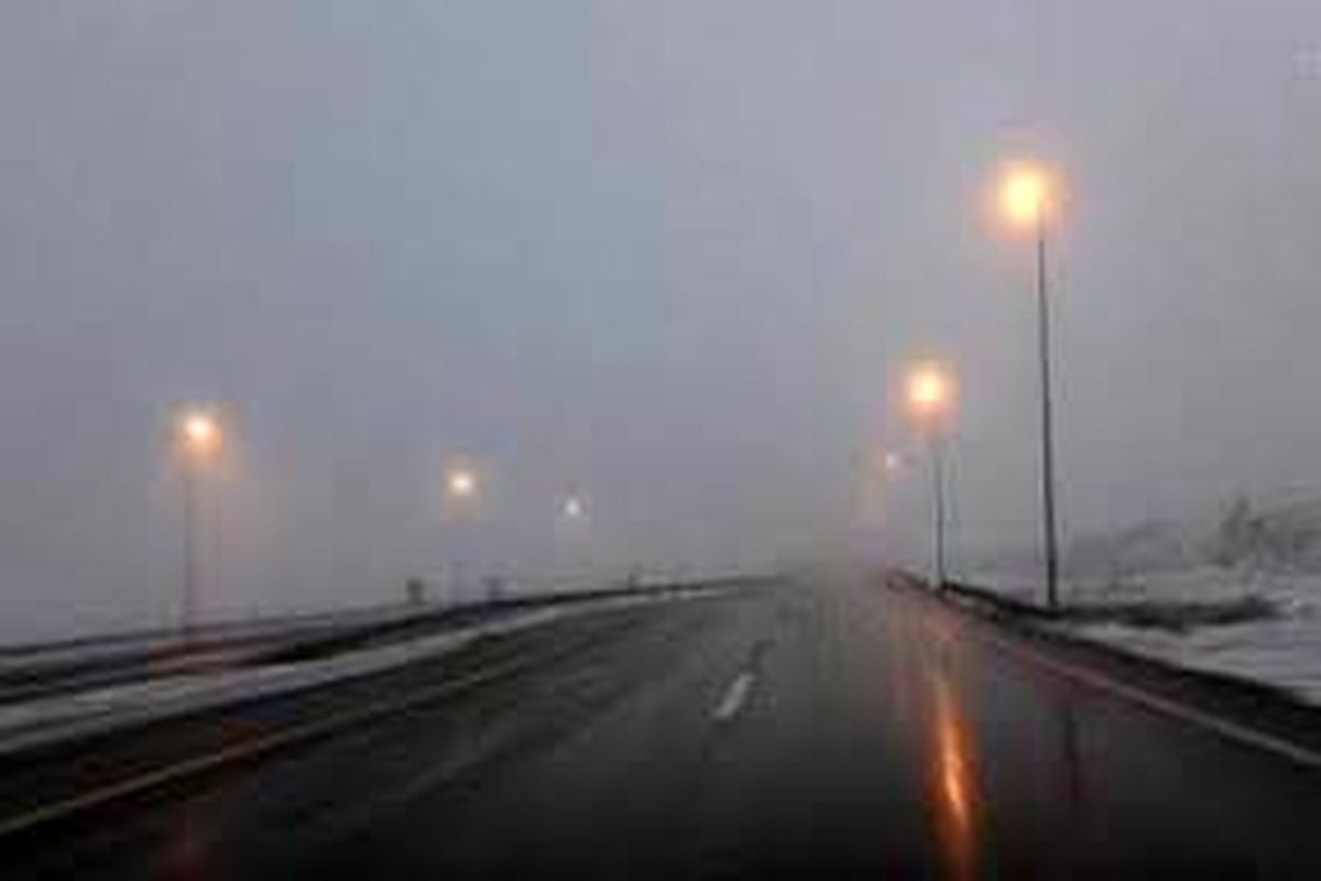با توجه به بارش باران و برف سطح جاده های استان زنجان لغزنده و مه آلود است