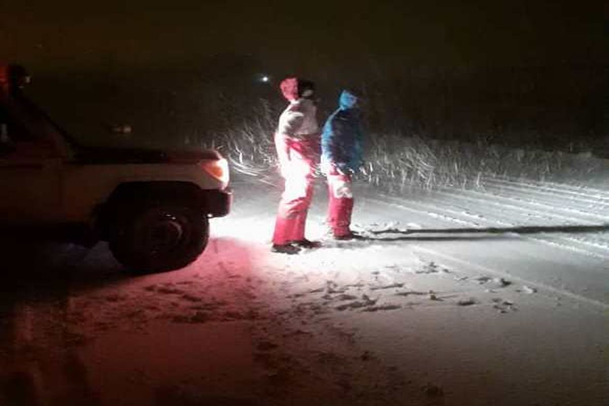 امدادرسانی به خودروهای گرفتار در برف و کولاک در آذربایجان شرقی