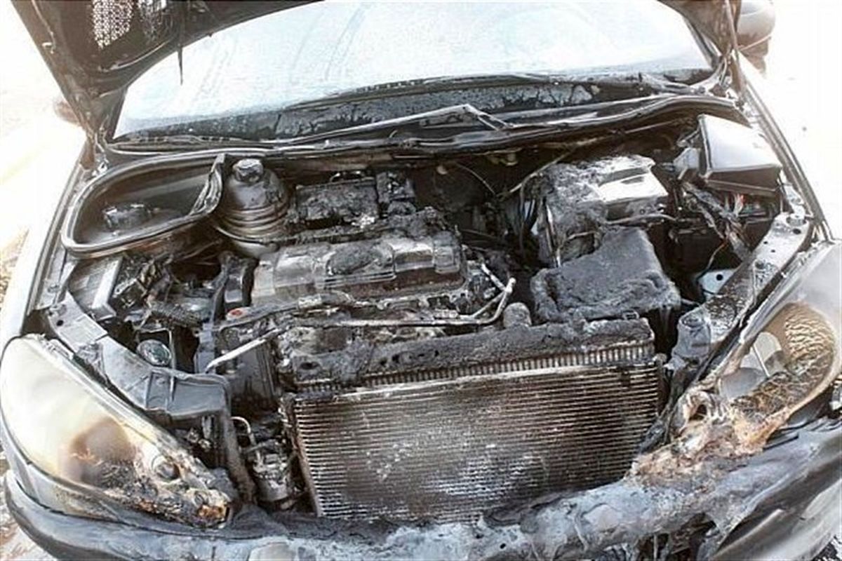 آتش‌سوزی خودرو پژو ۴۰۵  در گلسار رشت / نجات راننده توسط پلیس