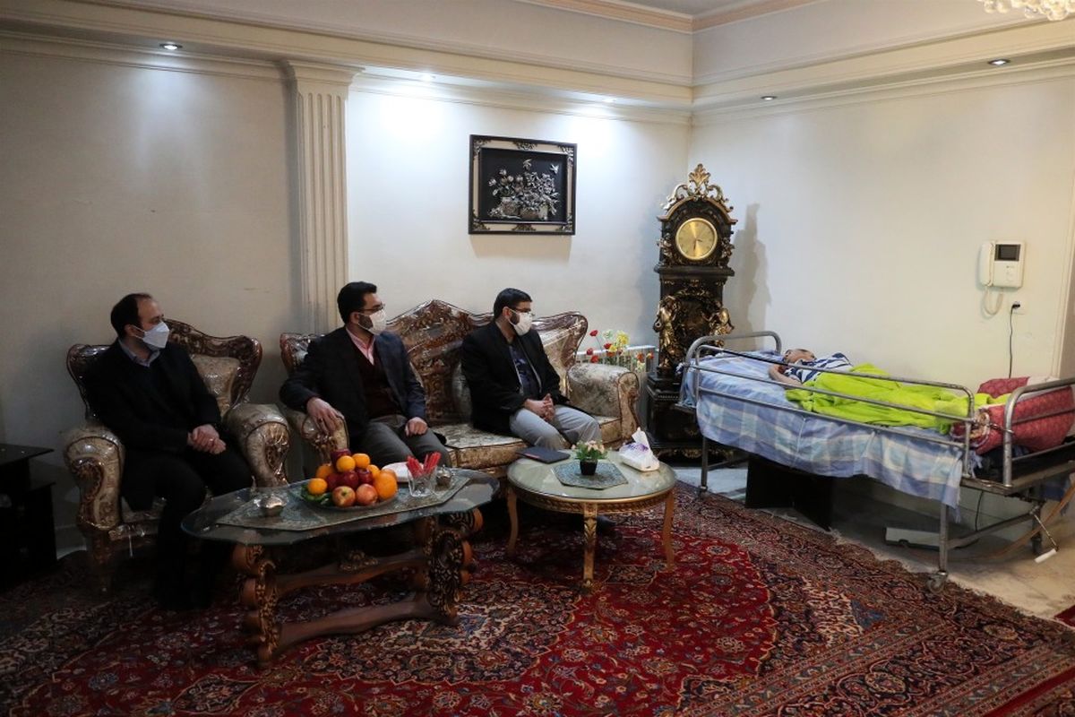 مدیران صداوسیما به عیادت عکاس امام خمینی رفتند