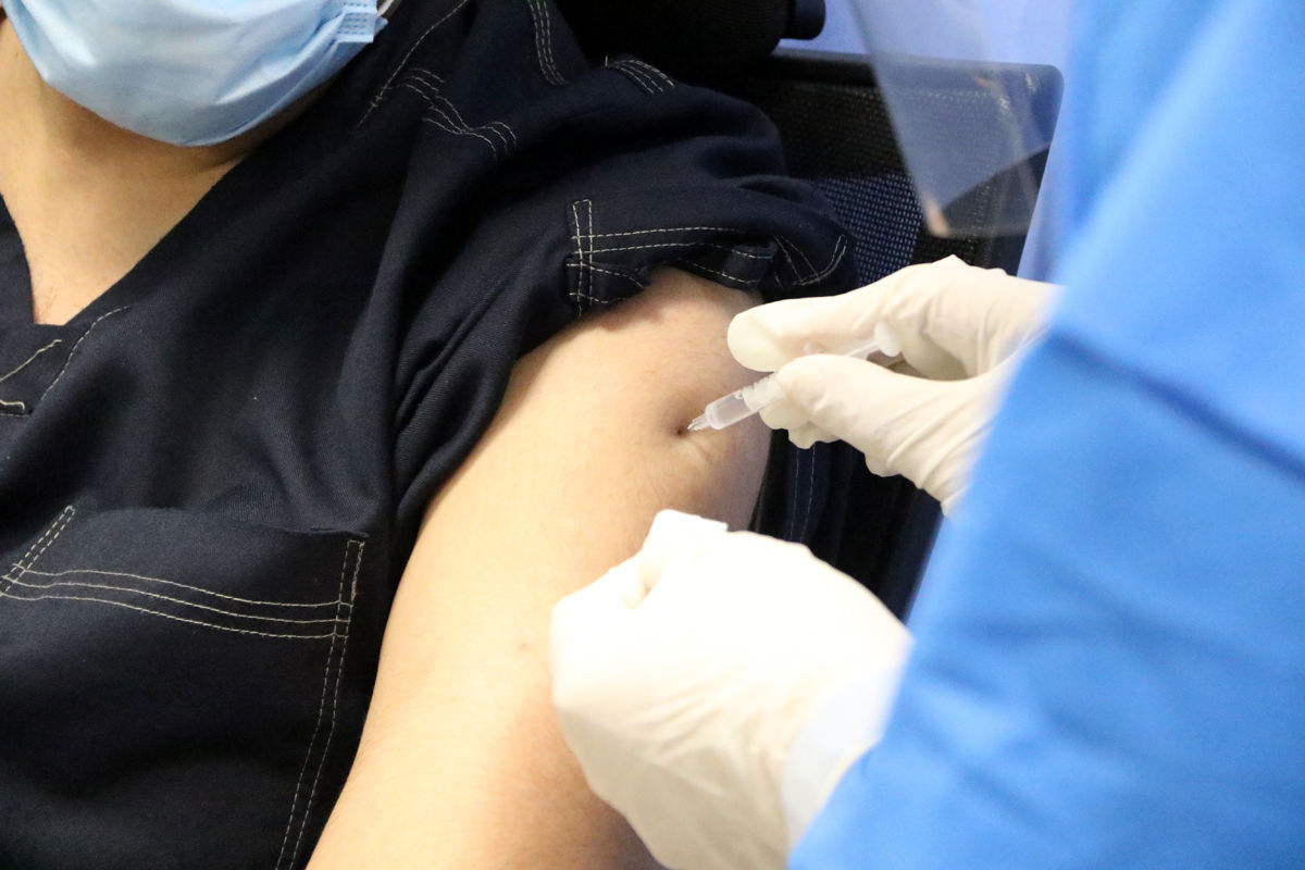 تزریق واکسن کرونا به ۱۰ پرسنل بخش مراقبت‌های ویژه اسدآباد