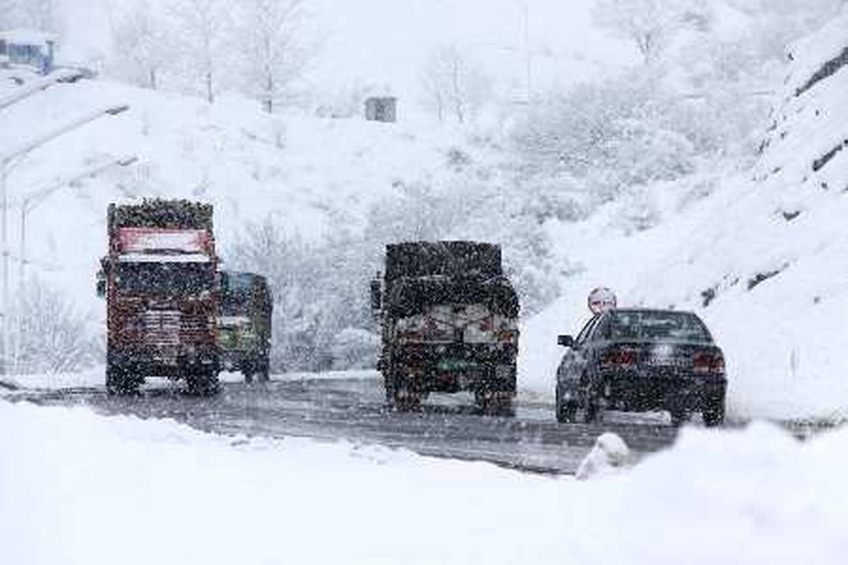 بارش برف در گردنه نهاوند-نورآباد/رانندگان زنجیر چرخ همراه داشته باشند