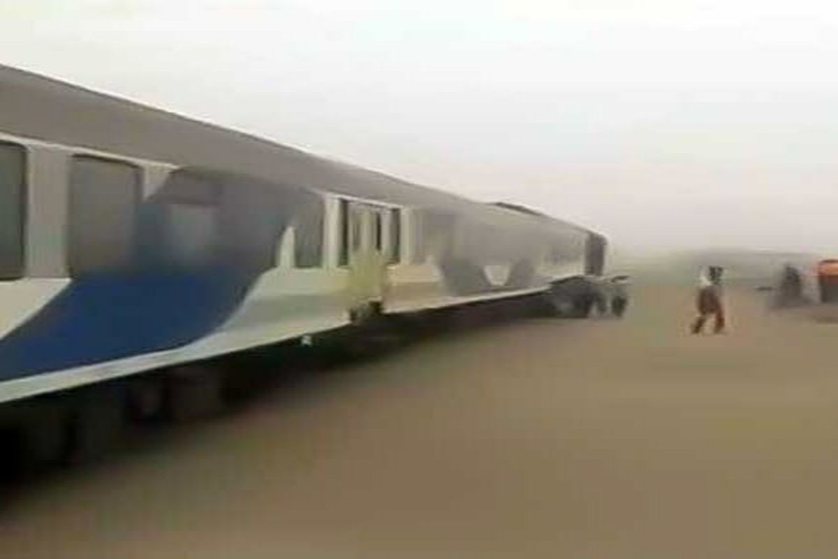 طوفان شن، قطار زاهدان ـ کرمان را از ریل خارج کرد/ مسافران در سلامت کاملند