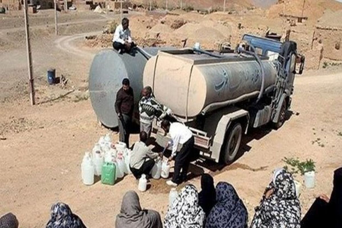 تامین آب شرب روستای لات در الموت غربی با تانکر انجام می شود