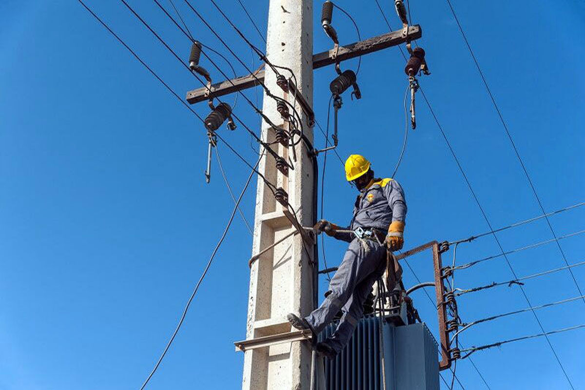 ۱۴ دستگاه ترانسفورماتور در امور توزیع برق شهرستان مهرستان نصب شد