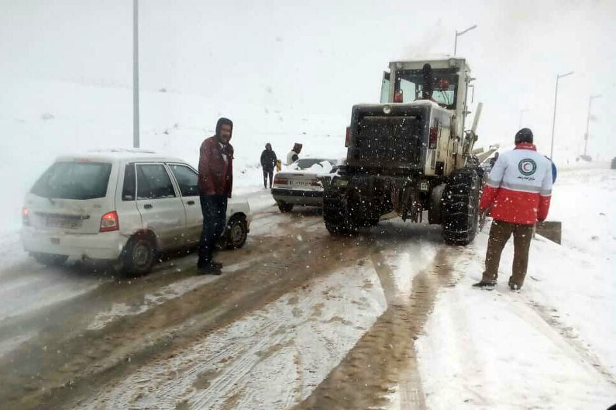امدادرسانی به خودروهای گرفتار شده ناشی از برف در محور سیاهکل به دیلمان