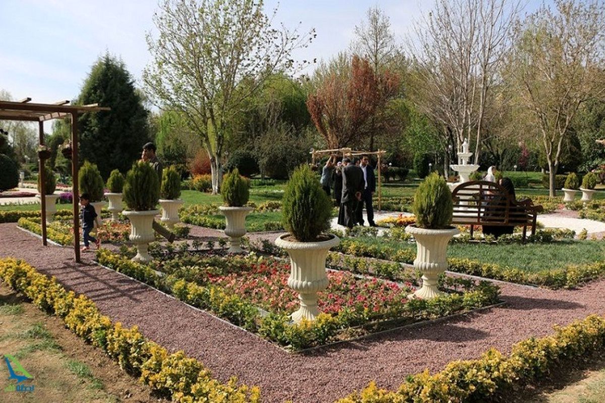 بیش از ۳۰۰ گونه گیاه در مجموعه گردشگری گیاهان گرمسیری باغ گلهای اصفهان وجود دارد