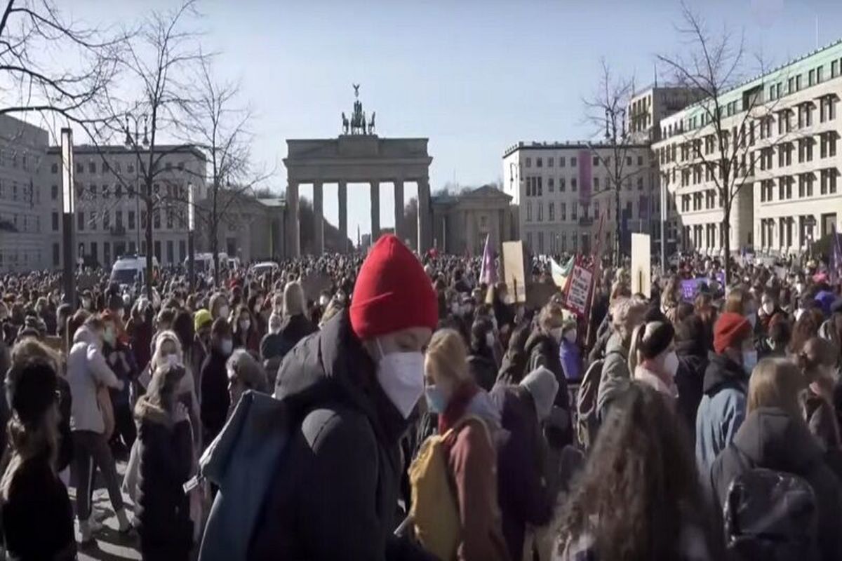 تظاهرات زنان آلمانی بدون توجه به محدودیت‌های کرونایی