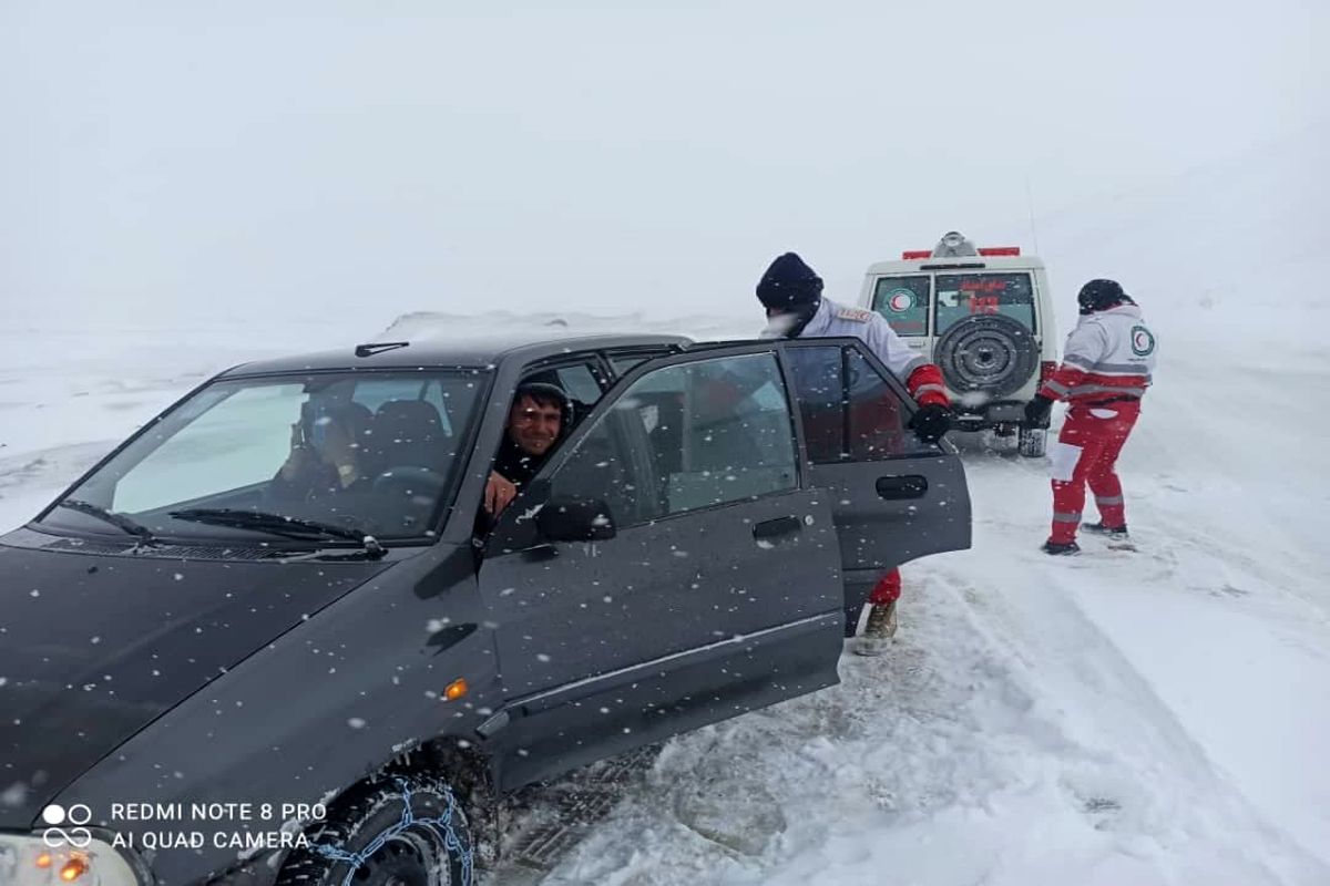 امدادرسانی نیروهای هلال‌احمر به ۳۴۰ نفر در برف و کولاک در آذربایجان‌غربی