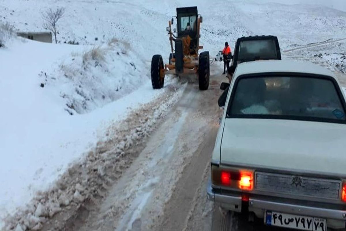 ۴۰ خودرو گرفتار در برف و کولاک گردنه گرین امداد رسانی شدند