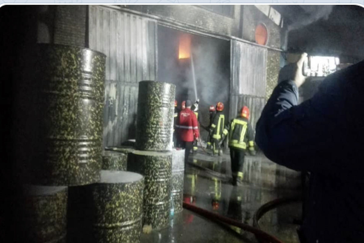 آتش سوزی گسترده در کارخانه تولید رنگ