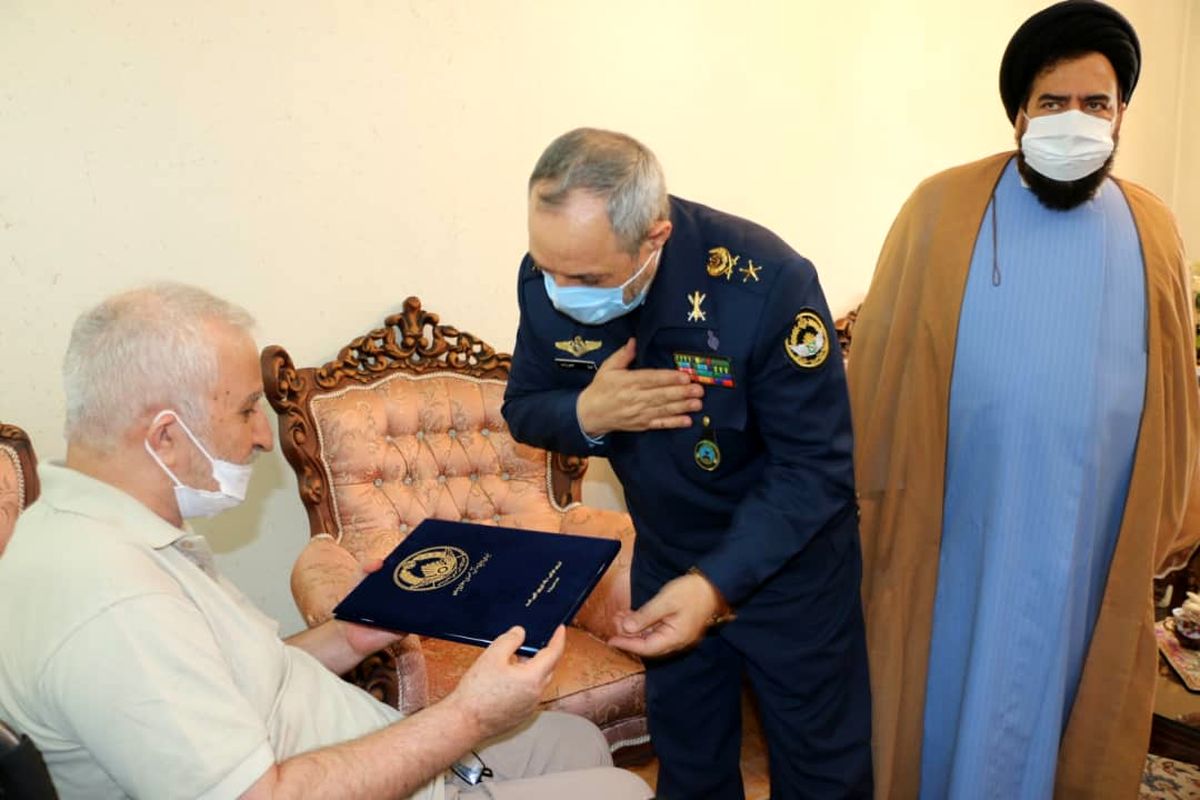 فرمانده نیروی هوایی ارتش با جانباز ۷۰ درصد حسن یوسف زاده دیدار کرد