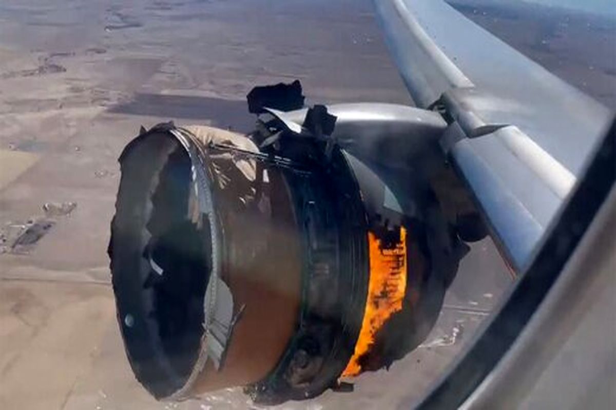 موتور هواپیمای مسافربری در آسمان آتش گرفت