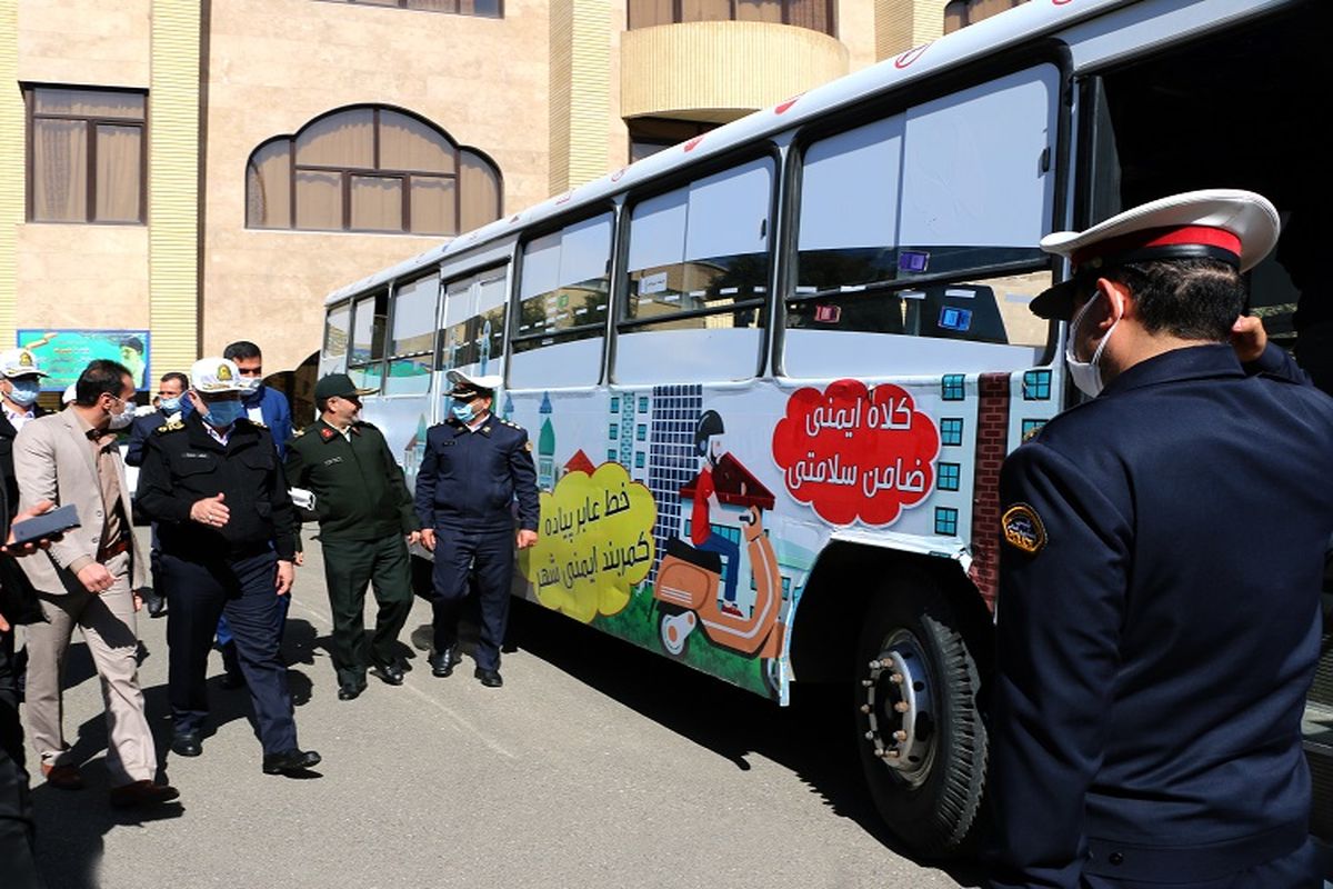 بازدید رئیس پلیس راهور ناجا از اتوبوس فرهنگی سازمان حمل و نقل و ترافیک شهرداری قم
