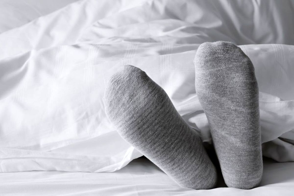 چرا باید موقع خواب شبانه جوراب پوشید؟+دلیل