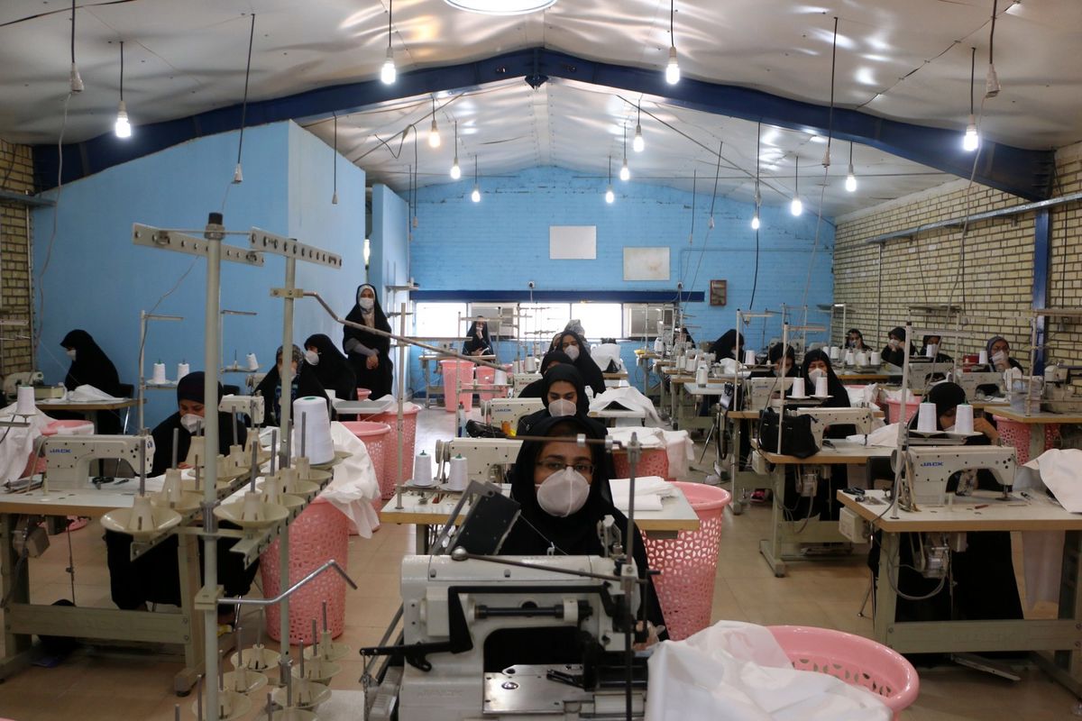 تولید روزانه یک هزار البسه بیمارستانی در شرکت فولاد خوزستان/فعلا شیب ابتلا به کرونا در استان کُند است