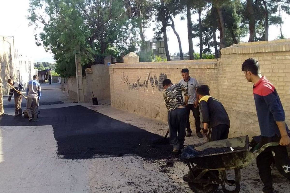 آغاز عملیات ترمیم و لکه گیری آسفالت معابر روستای قمصر