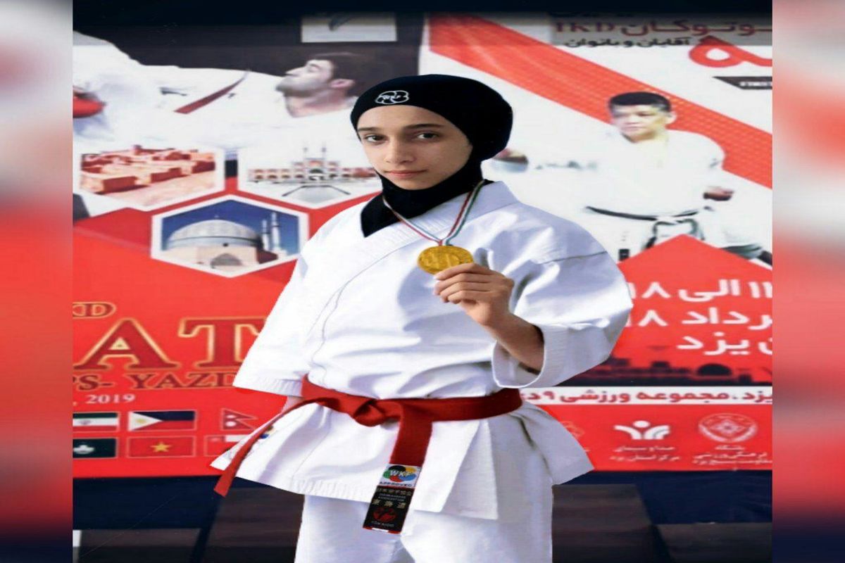 ثریا اسکندری نشان طلا  مسابقات کشوری کاراته را به گردن آویخت