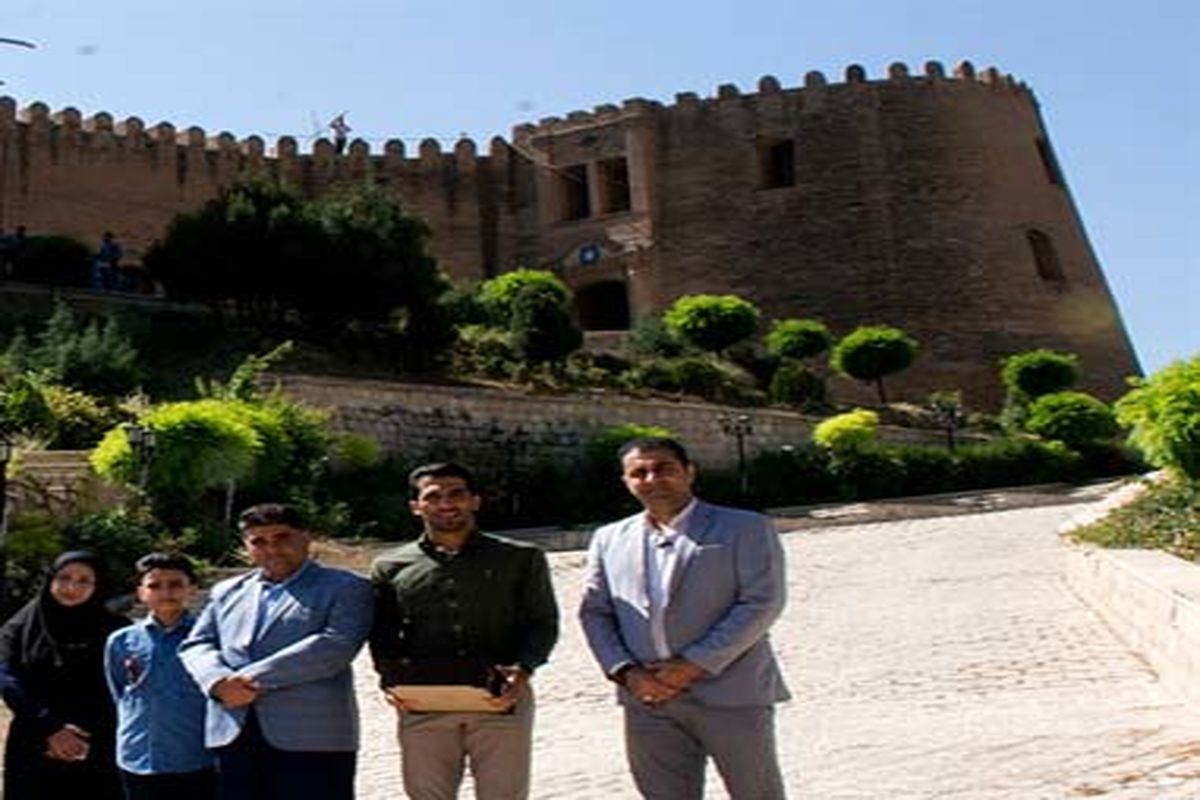 با گلزنی در بازی های داخلی و بین المللی عکس قلعه فلک الافلاک را نشان  می دهم