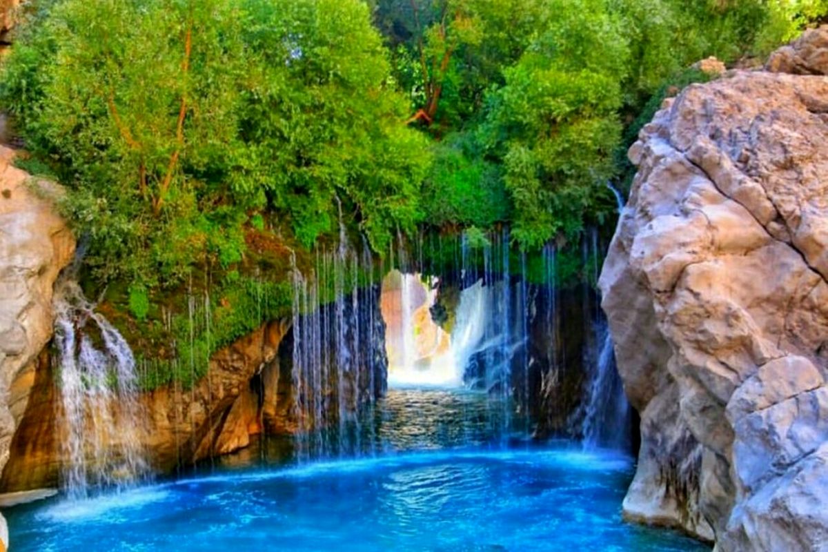 سقوط  کودک بازیگوش در  آب ملخ سمیرم / تاکنون ۵۰  گردشگر درتخت سلیمان ناپدید شده اند