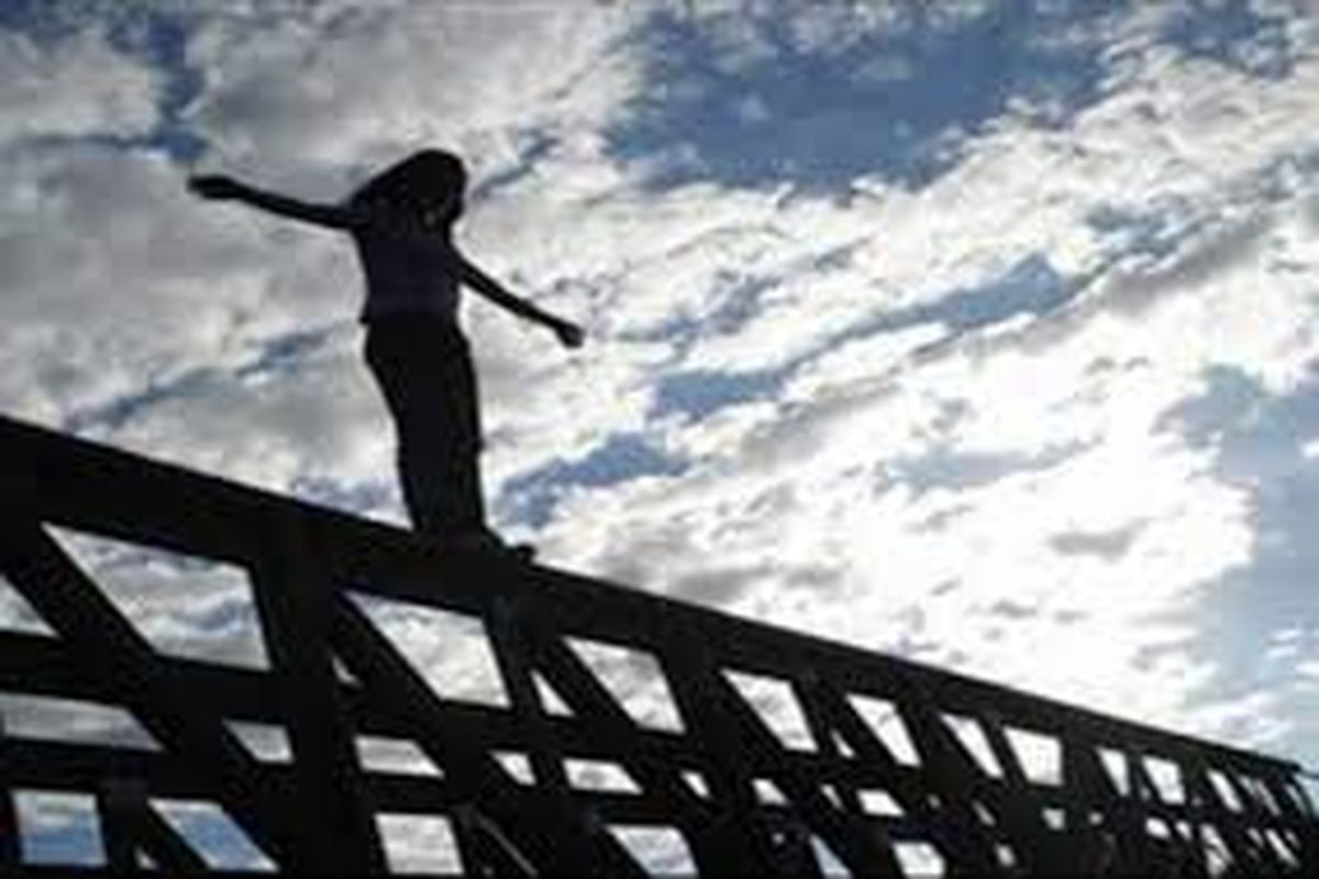 خودکشی ناکام دخترجوان از پل عابرپیاده