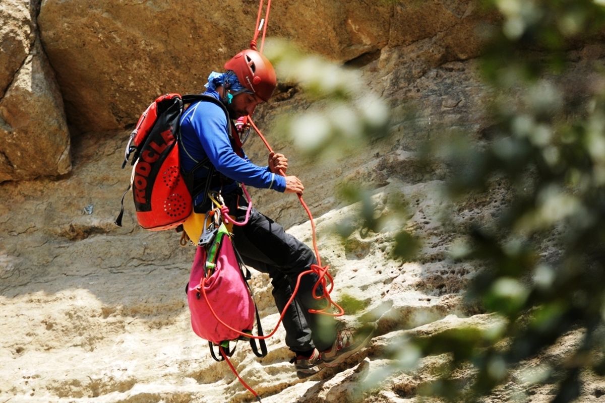 نجات جان یک کوهنورد از ارتفاعات جهان بین